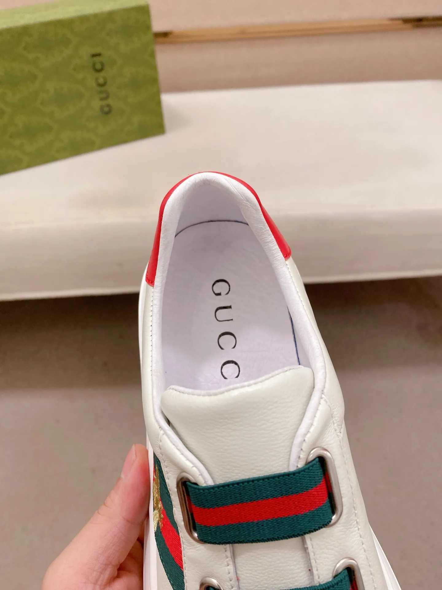 Men's shoes💰 480💰The new GUCCI (Gucci) counters are launched simultaneously. The new men's shoes, 😘fabrics are selected from imported cowhide, and the lining is sheepskin lining. 👍🏿 High-end ☄️ air-cushion molded anti-slip rubber outsole, exquisite lines, simple and elegant, comfortable and high-end for leisure travel. Code number: 38 to 44 (45 can be customized and cannot be returned or exchanged)